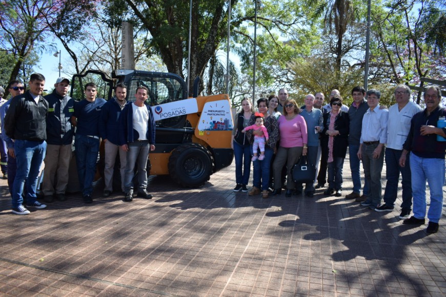 Presupuesto Participativo: Losada entregó una minicargadora en Villa Urquiza