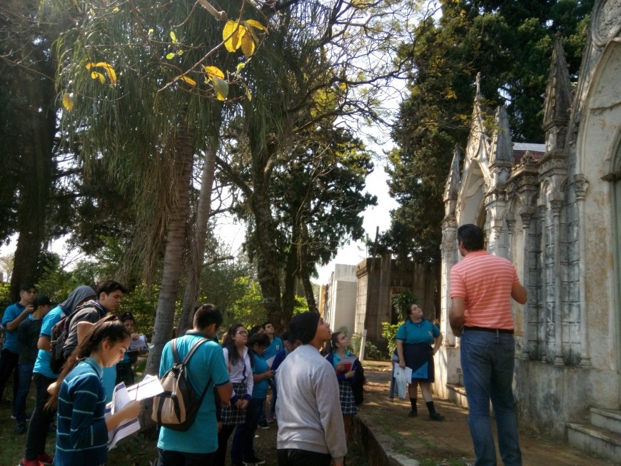 Alumnos del CEP N°1 realizaron una visita Guiada por el cementerio La Piedad