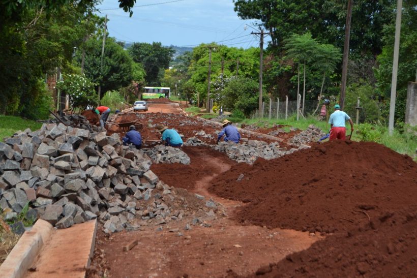 Vialidad ejecuta cordón cuneta, badenes y empedrado
