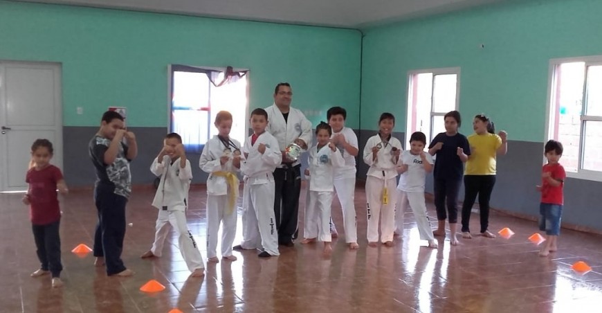 Realizan actividades deportivas y culturales gratuitas en el SUM de la Chacra 122