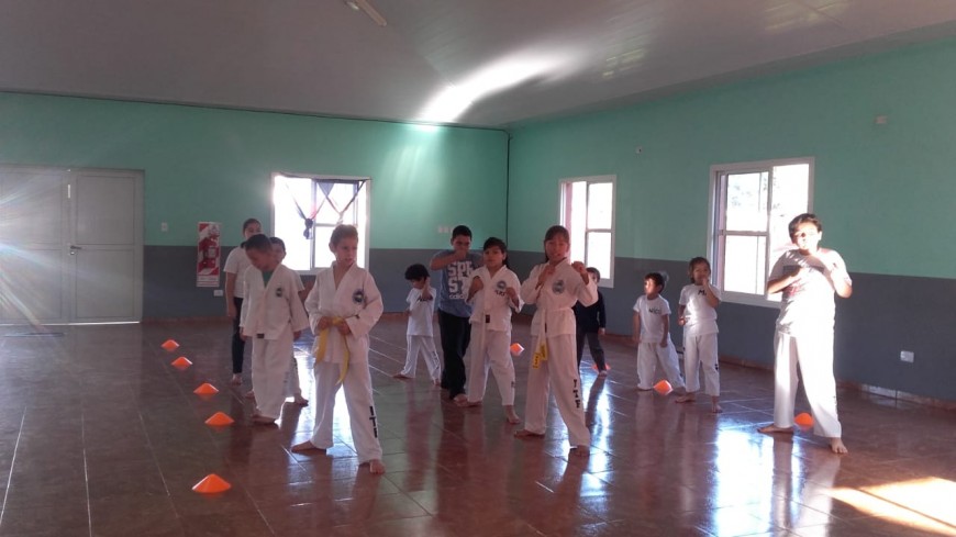 Realizan actividades deportivas y culturales gratuitas en el SUM de la Chacra 122 4 8 - IMG 20180927 111759 - 7