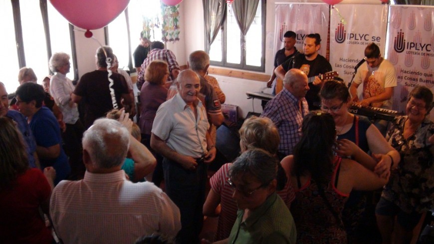 “Mateando con los Abuelos” alegró a jubilados del barrio Santa Rita