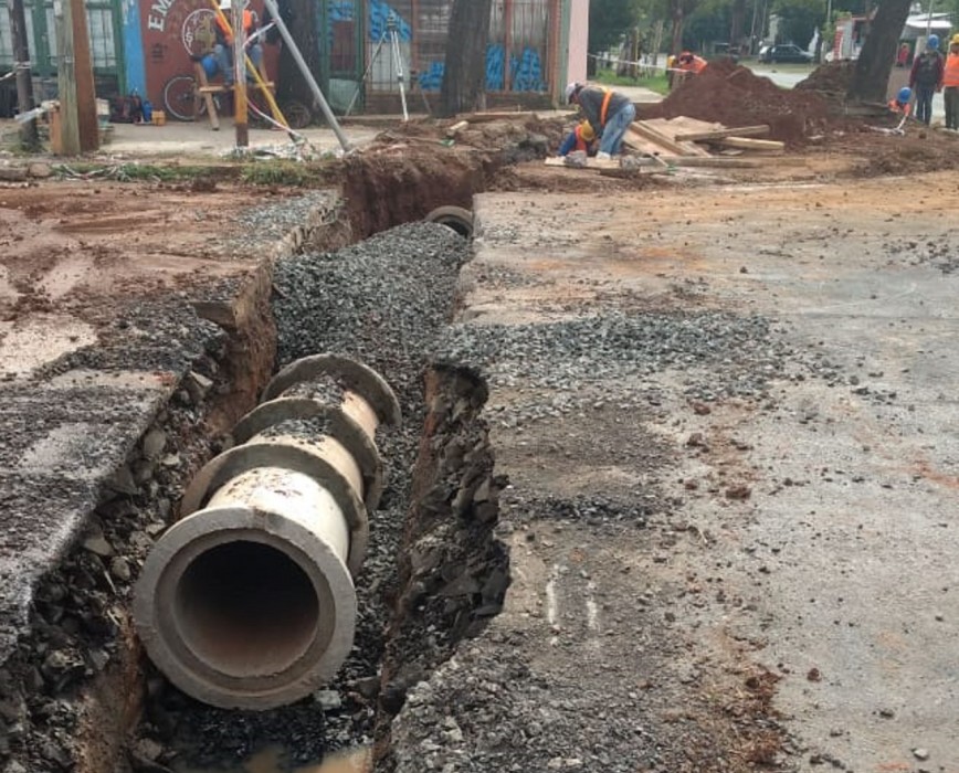 Realizan obras de saneamiento en la intersección de las avenidas López y Planes y Jauretche