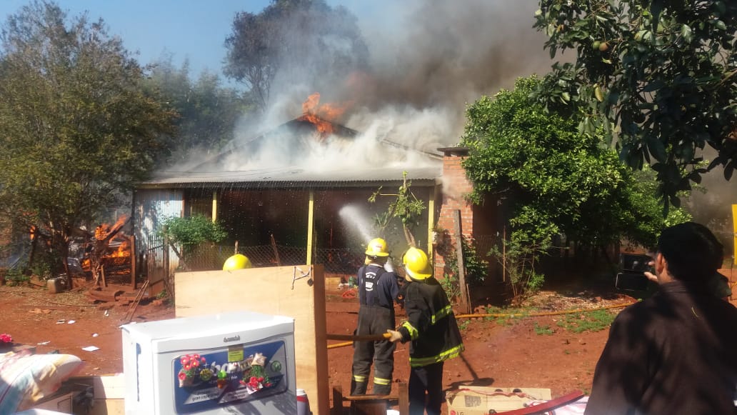 Bomberos sofocaron un incendio en 25 de Mayo