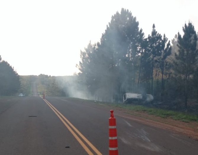 Una camioneta despistó, chocó contra un árbol y se incendió