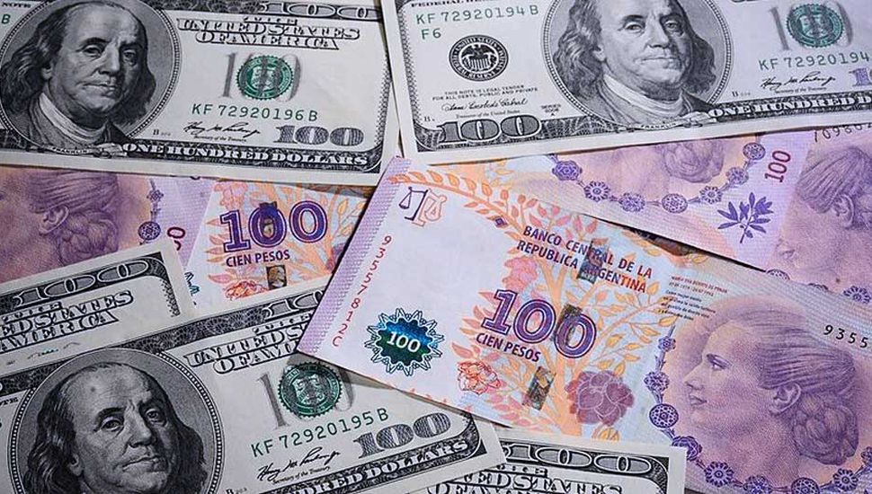 Amplio rechazo de la dolarización: 7 de cada 10 argentinos critican la desaparición del peso