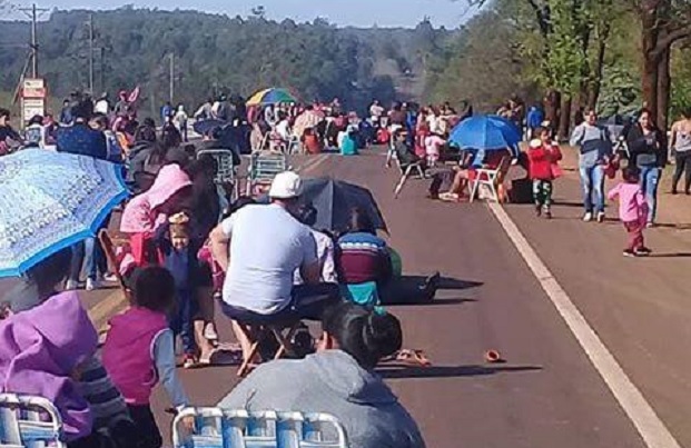 Tareferos y organizaciones sociales retoman los cortes de rutas en siete localidades