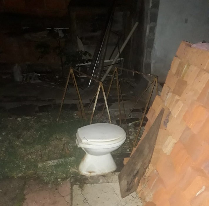 Insólito: lo atraparon desarmando un baño y fue detenido