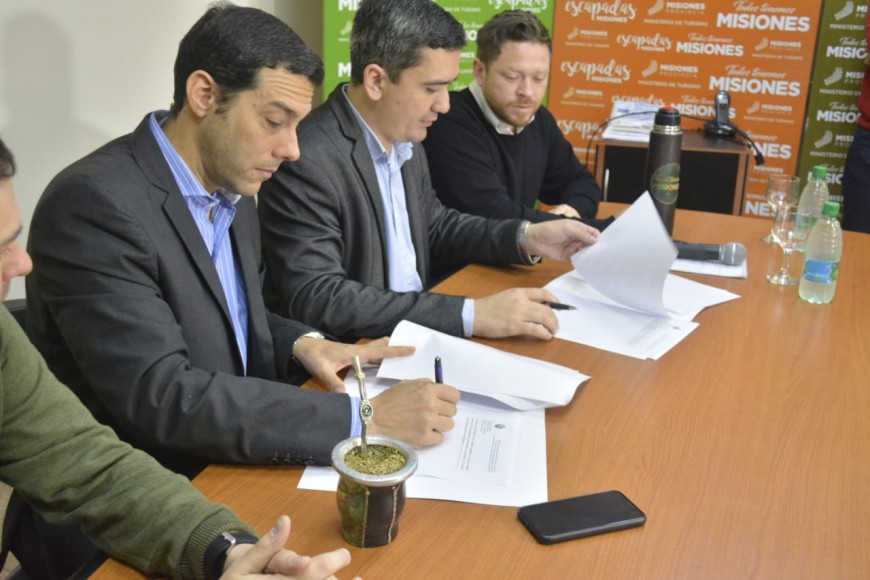 Capacitarán a la Policía de la Provincia en materia turística 12 24 - firmaconvenioPolicíaTurismo 1 - 23