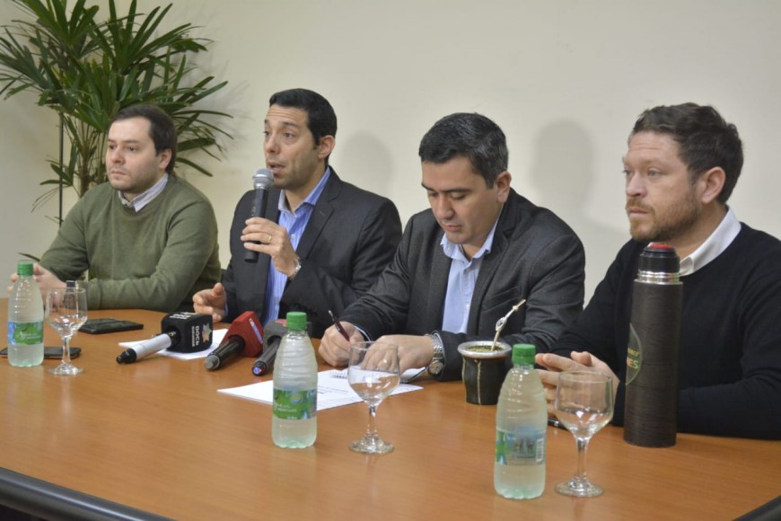 Capacitarán a la Policía de la Provincia en materia turística 11 22 - firmaconvenioPolicíaTurismo 2 - 21