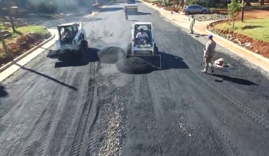 Posadas: continúa la pavimentación de la avenida Vivanco