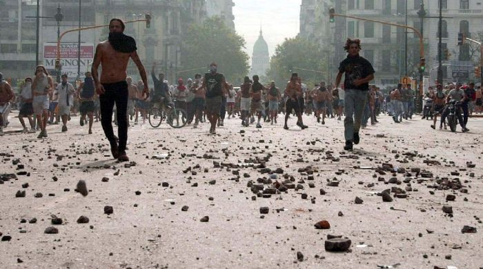 El fantasma que se agita en cada corrida cambiaria: ¿puede reeditarse una crisis como la de 2001?