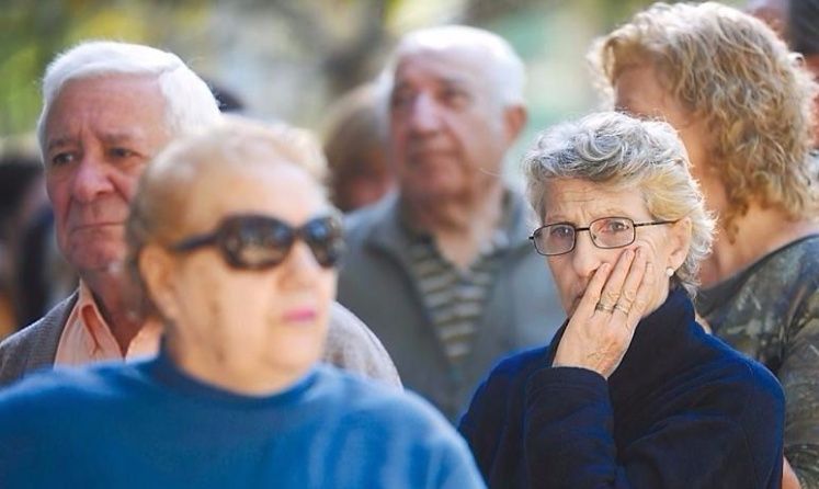 El Gobierno busca restringir el acceso a la pensión universal para adultos mayores