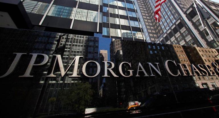 Tras superar los 800 puntos, el riesgo país se dio vuelta y cerró en baja