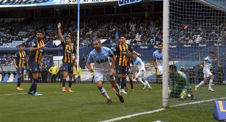 Racing dejó atrás el mal sabor de la copa y saltó a la cima de la Superliga
