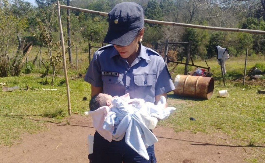 Otra historia de policías «parteros»: ahora en Santa Ana