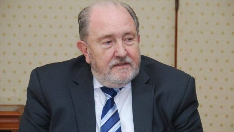 El gobernador de La Pampa tiene cáncer y no buscará la reelección