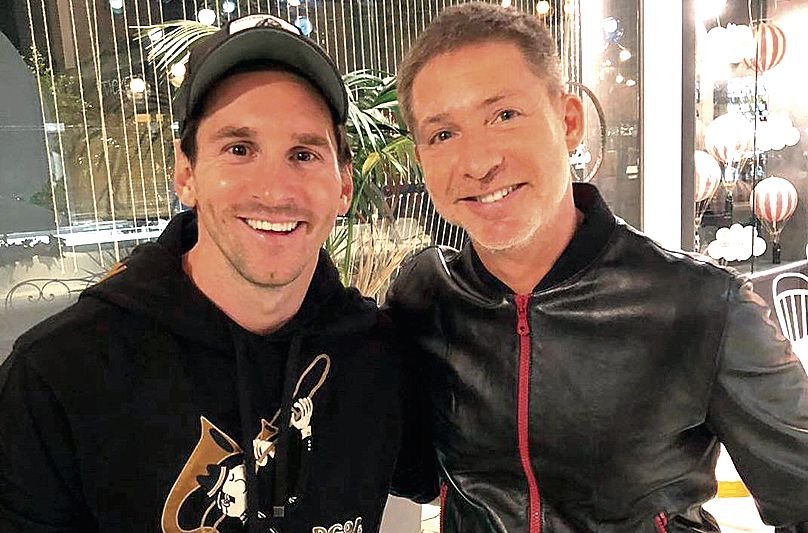 Adrian Suar aprovechó viaje para visitar a Lionel Messi
