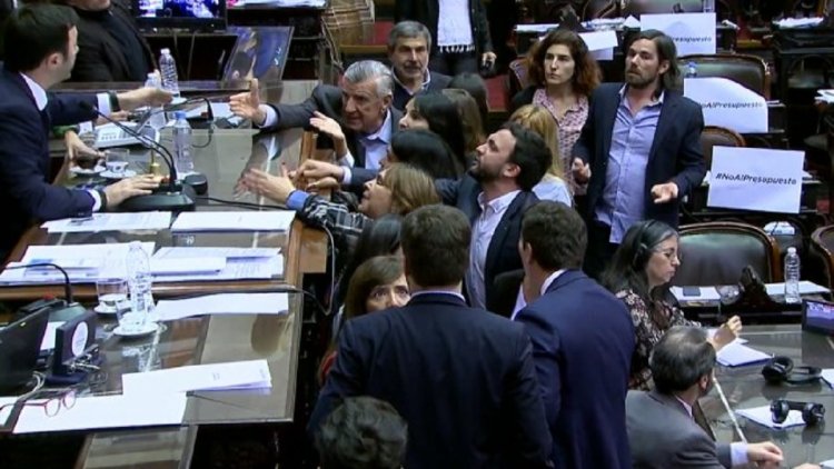 Fuerte pelea entre el oficialismo y la oposición por los incidentes fuera del Congreso
