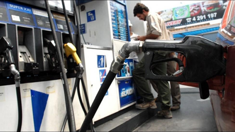 El petróleo y el dólar caen casi 10 por ciento en octubre, pero la nafta igual volvería a subir