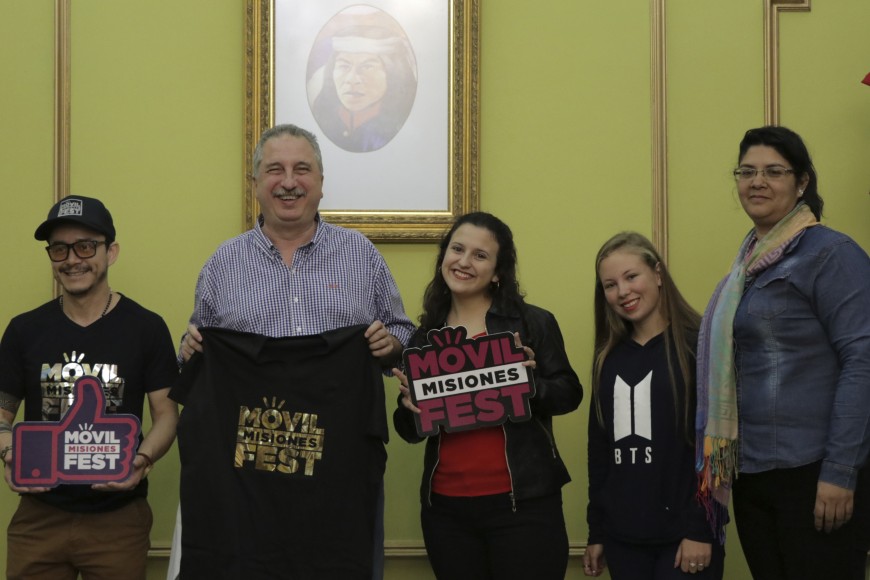 El Gobernador recibió a las ganadoras del concurso “MovilFest 2017” 13 26 - 3 1 1 1 - 25