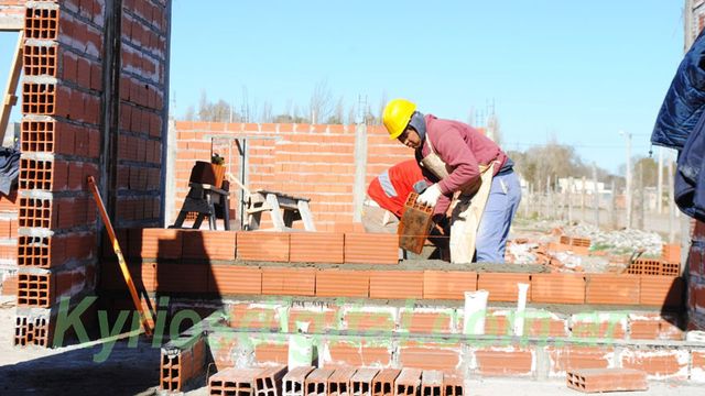 Gremio de la construcción acordó un 27% de aumento salarial y ya pide otro adicional