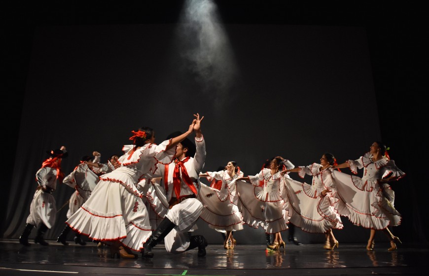 De peñas y leyendas: orquesta, ballet y mucho folklore en el Teatro Lírico