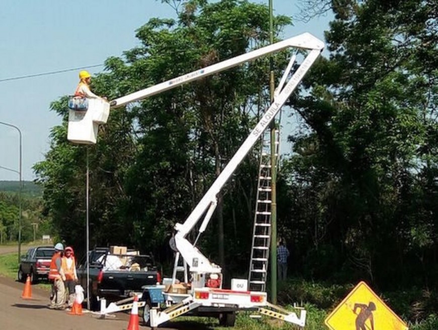 Vialidad mejora la iluminación de accesos y trayectos urbanos de rutas provinciales