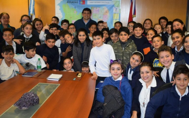 Más de 500 alumnos de escuelas primarias visitaron el edificio municipal