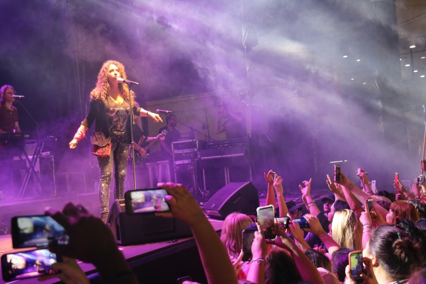 La paridad política de géneros se celebró a lo grande con el recital de Patricia Sosa