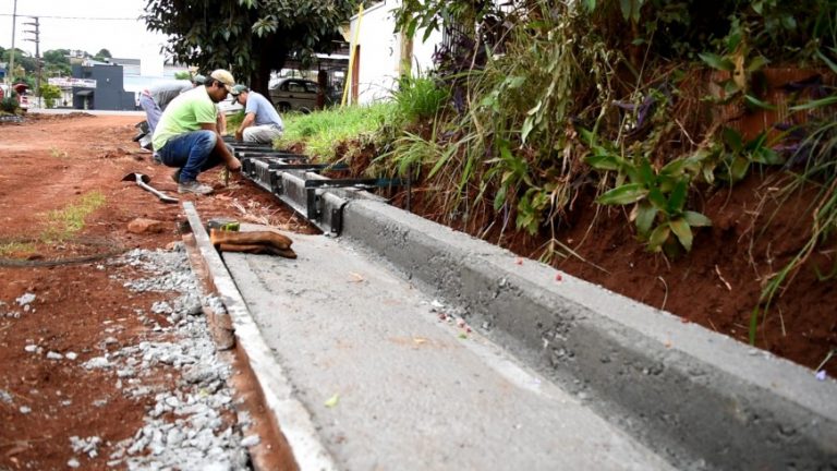 Concretan obras de cordón cuneta y veredas en el barrio Nazareno