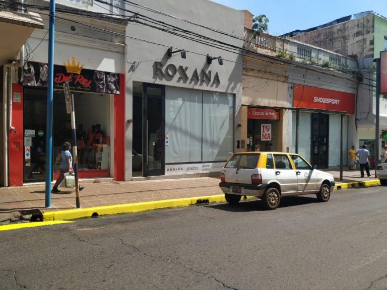 SEM: continúan demarcando los espacios de estacionamiento sobre la calle Bolívar