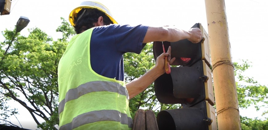 Trabajan en la reparación de semáforos afectados por la tormenta