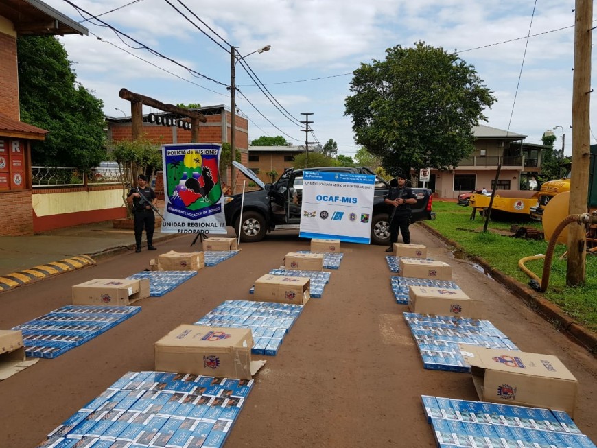 Contrabandista evadió control policial y abandonó camioneta robada repleta de cigarrillos