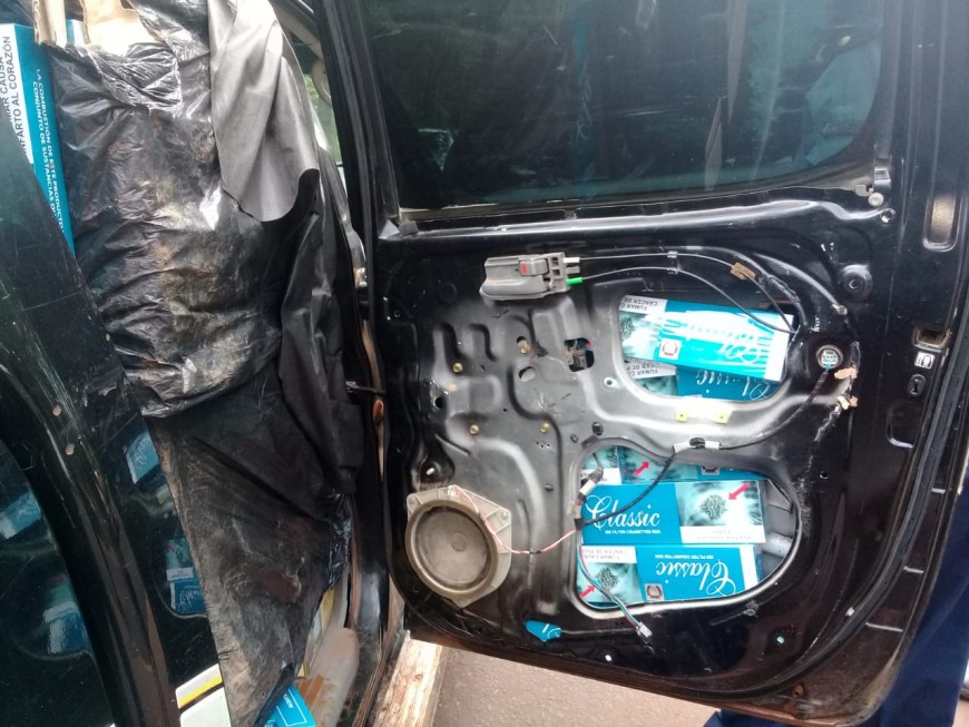 Contrabandista evadió control policial y abandonó camioneta robada repleta de cigarrillos 6 12 - WhatsApp Image 2018 10 03 at 16.12.04 - 11