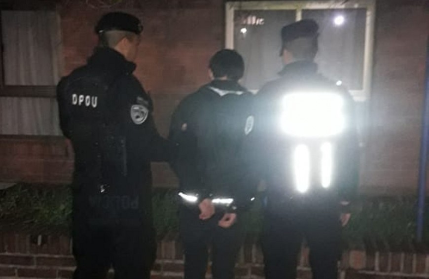 Lo sorprendieron intentando llevarse objetos de un auto en el centro posadeño
