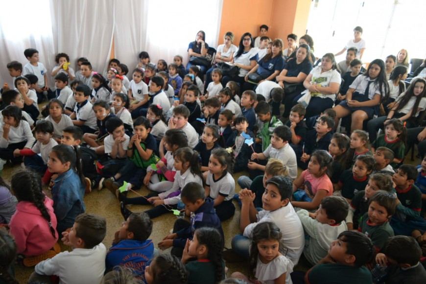 Con más de 1.200 visitantes, comenzó la 1° Feria del Libro Ciudad de Posadas 1 2 - WhatsApp Image 2018 10 04 at 15.24.20 - 1