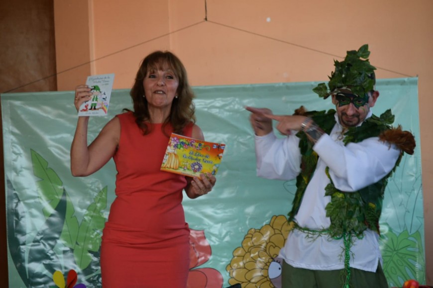 Con más de 1.200 visitantes, comenzó la 1° Feria del Libro Ciudad de Posadas 2 4 - WhatsApp Image 2018 10 04 at 15.57.41 - 3