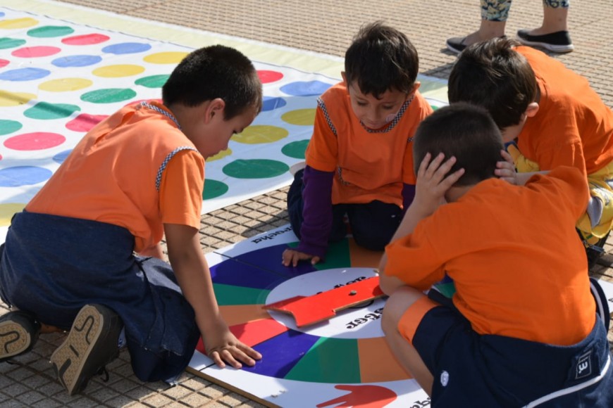 Con más de 1.200 visitantes, comenzó la 1° Feria del Libro Ciudad de Posadas 3 6 - WhatsApp Image 2018 10 04 at 17.26.55 - 5