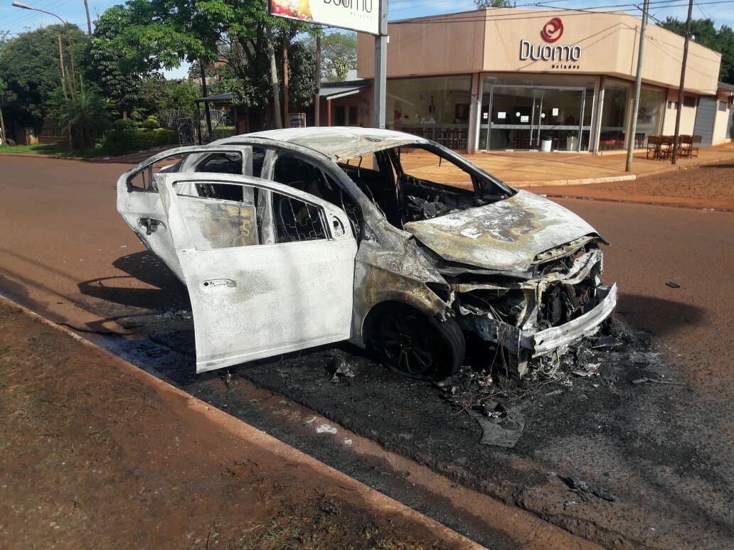 Bomberos sofocaron incendio de un auto en Villa Cabello