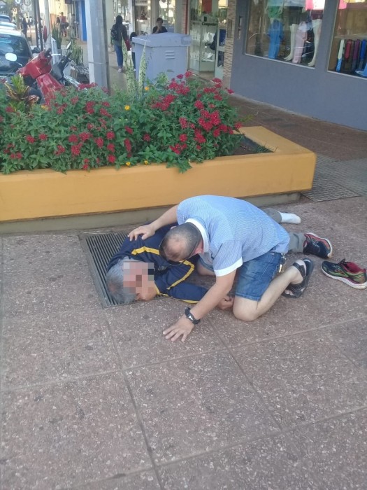 Policía enfermero socorrió a hombre con ataque de epilepsia