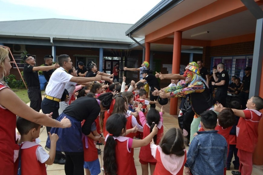 Cadetes compartieron una tarde de juegos con los niños del NENI 2054 de Garupá