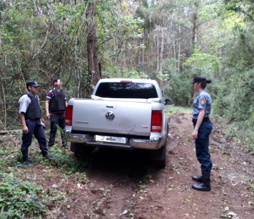 Hallaron un camioneta abandonada en el monte