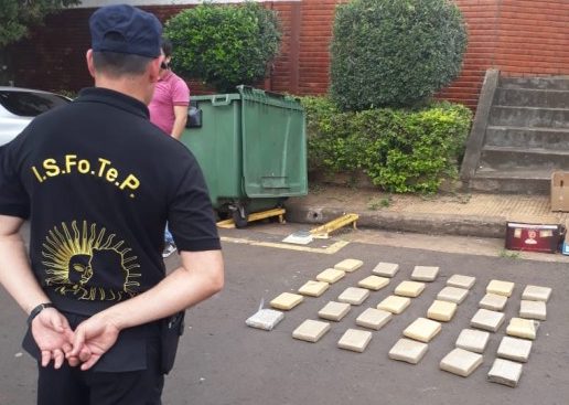 Hallan 30 «panes» de marihuana dejados en un contenedor