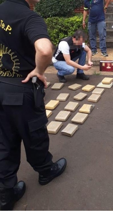 Hallan 30 "panes" de marihuana dejados en un contenedor 20 40 - WhatsApp Image 2018 10 08 at 17.32.07 - 39