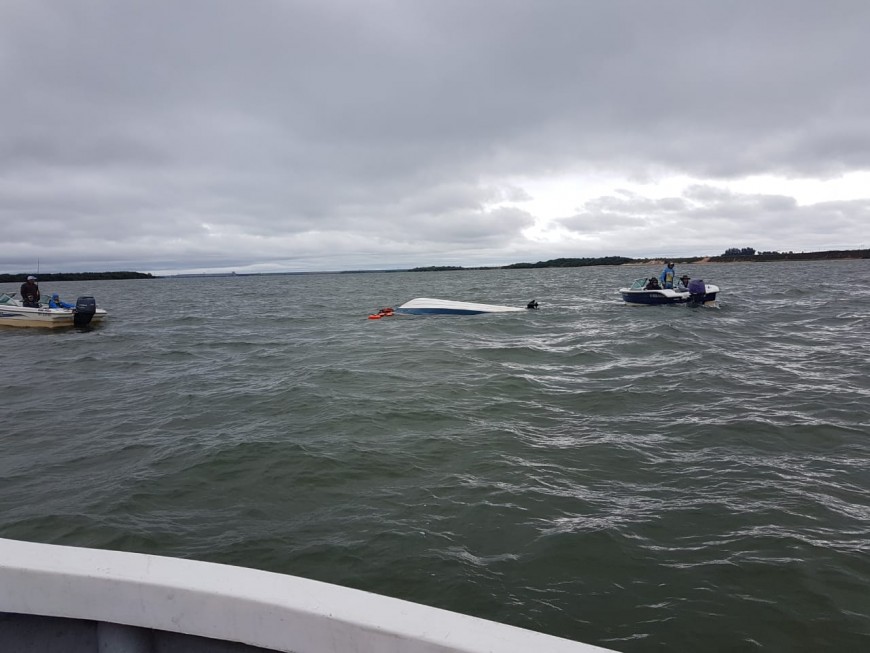 Lancha dio vuelta campana en Ituzaingó: los tripulantes fueron rescatados