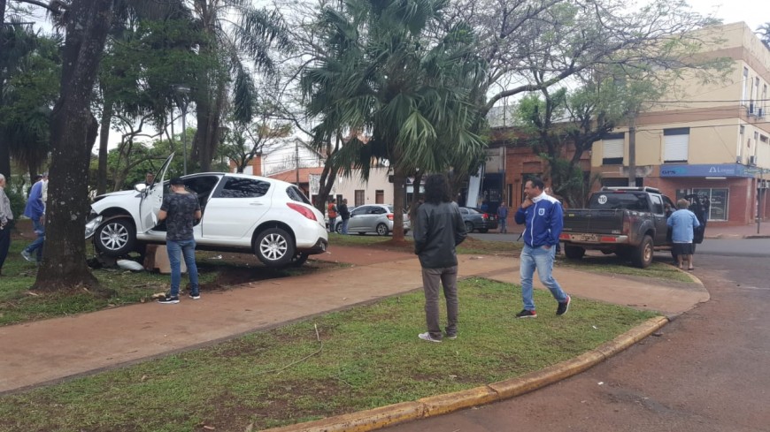 Choque y despiste sobre avenida Corrientes