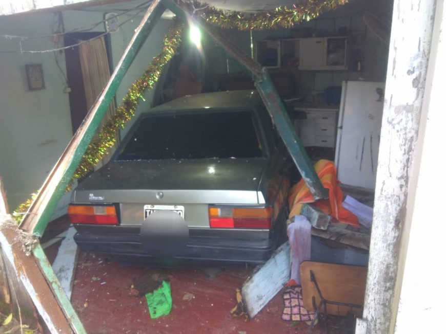Automóvil chocó contra una vivienda y un adolescente terminó lesionado