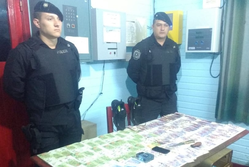 Robaron 30 mil pesos de una casa y los interceptaron en la huida