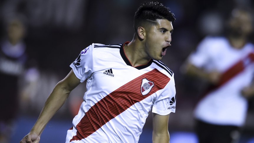 Fútbol: Barcelona sigue de cerca a Exequiel Palacios
